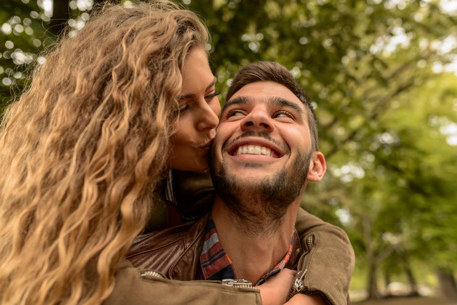 Profilbild als Mann: 8 Tipps für mehr Matches